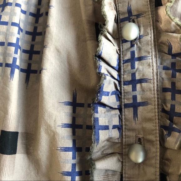 DEMA Modern Ruffle Button Down Top Size Small - Picture 4 of 11